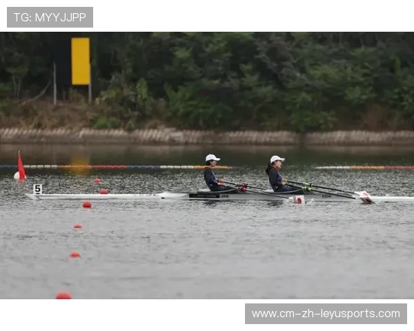 “缆绳滑水:东桃花岛赛场新兴水上运动风靡一时”